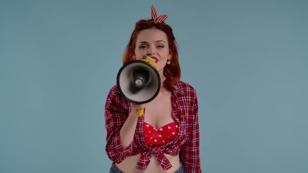 Mavi Arkaplanda Parlak Makyajlı Kızıl Saçlı Genç Bir Kız Var — Stok video