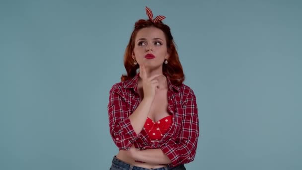 Foto Sobre Fondo Azul Una Joven Pelirroja Con Maquillaje Brillante — Vídeo de stock