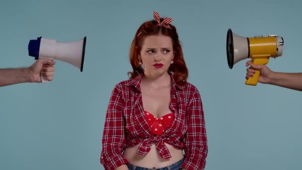 Dalam Bingkai Pada Latar Belakang Biru Seorang Wanita Muda Dengan — Stok Video