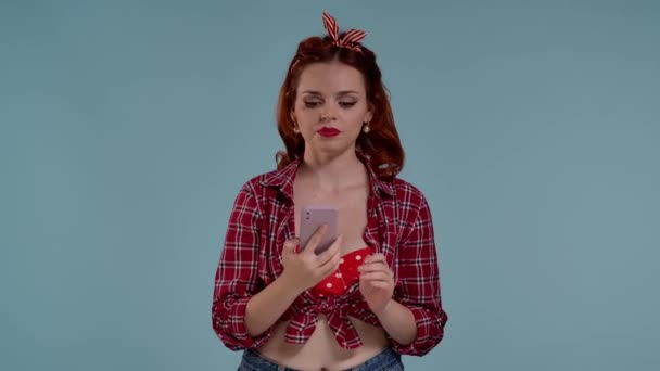Genç Kızıl Saçlı Kadın Kameraya Bakar Gülümser Önünde Yeşil Ekranlı — Stok video
