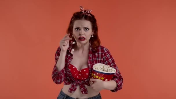 Frame Red Background Young Red Haired Woman She Demonstrating Watching — Stock Video