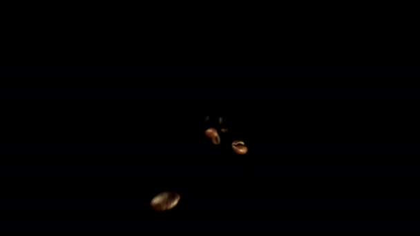Вид Знизу Ізольована Макрозйомка Захоплює Багато Темних Кавових Зерен Падають — стокове відео