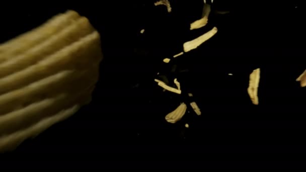 底部视图隔离了宏观拍摄 捕获了大量从上方掉到相机上的有肋薯片 黑色背景 垃圾食品 罪恶感 薯片广告 — 图库视频影像