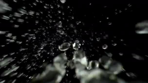 Вид Знизу Ізольована Макрозйомка Захоплює Багато Чистих Крапель Води Різного — стокове відео