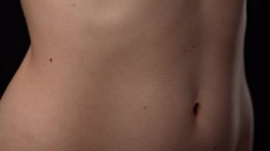 Deri dokusu ve vücut sağlığı konsepti. Çekici genç bir kadın modelin portresi. Güzel beyaz kadın vücudu, karın ve kaburga bölgesi pürüzsüz derisi, derin nefes alıyor..