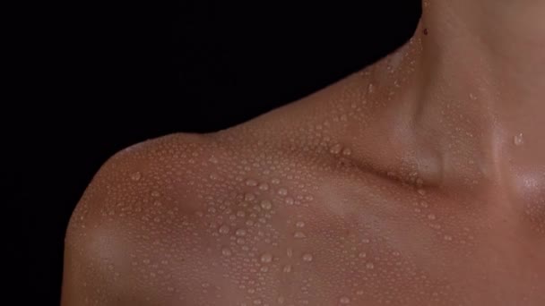 スキンテクスチャーとボディケアクリエイティブコンセプト タカシアンモデルの肖像画 水滴のシャワーの後の彼女の体の部分に触れる美しい女性のクローズアップショット — ストック動画