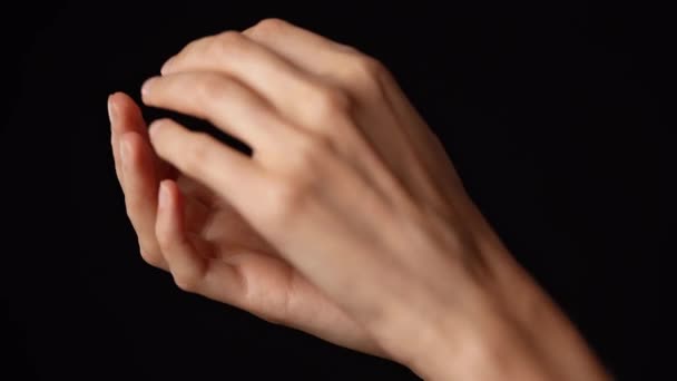 개념입니다 부분의 초상화 손바닥을 손가락으로 만지는 코카서스 여자의 스튜디오 — 비디오