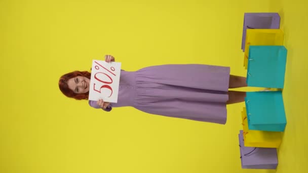 Счастливая Рыжеволосая Женщина Окружении Сумки Плакатом Надписью Пятьдесят Процентов Женщина — стоковое видео