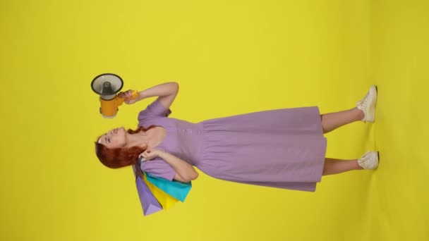 Femeie Părul Roșu Fericit Pungi Cumpărături Vorbind Într Megaphon Femeie — Videoclip de stoc