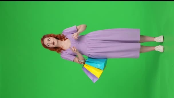 가방을 빨간머리 여자는 그녀의 손가락으로 위쪽을 가리키고 그녀의 머리를 화면에 — 비디오