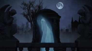 Mezarlık, mezarlık. Ghost çerçevenin ortasında duruyor. Kenarlarında heykeller, büyük bir mezar taşı, mezar taşı. Cadılar Bayramı, ürkütücü sezon. Reklamınız veya yaratıcı içeriğiniz için tıklayın.