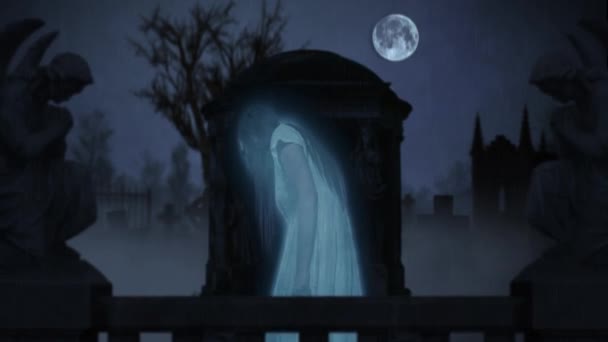 グラヴェイアード ゴーストはフレームの中心に立っています 両側の像 巨大な墓石 ハロウィン 不気味なシーズン 広告やクリエイティブコンテンツのクリップ — ストック動画