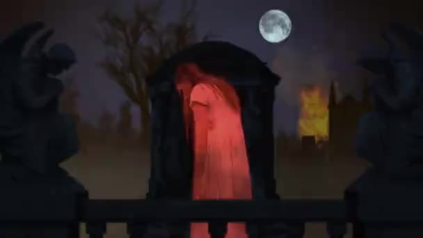 墓地が火事になった ゴーストはフレームの中心に立っています 両側の像 巨大な墓石 ハロウィン 不気味なシーズン 広告やクリエイティブのためのクリップ — ストック動画