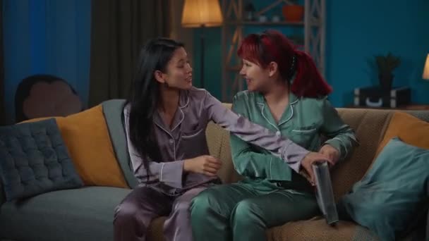 Vídeo Médio Completo Capturando Duas Jovens Mulheres Vestindo Pijama Sentadas — Vídeo de Stock