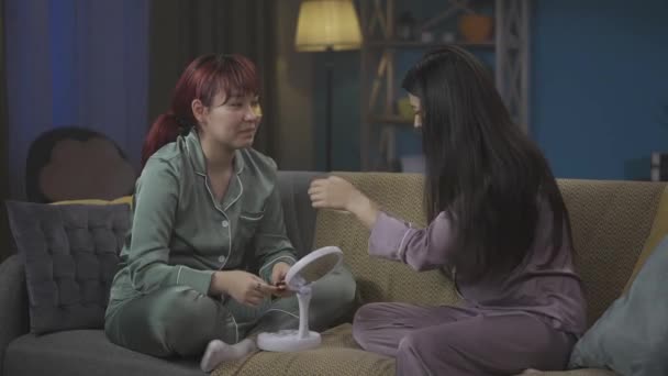 Vídeo Médio Completo Capturando Duas Jovens Mulheres Vestindo Pijama Sentadas — Vídeo de Stock
