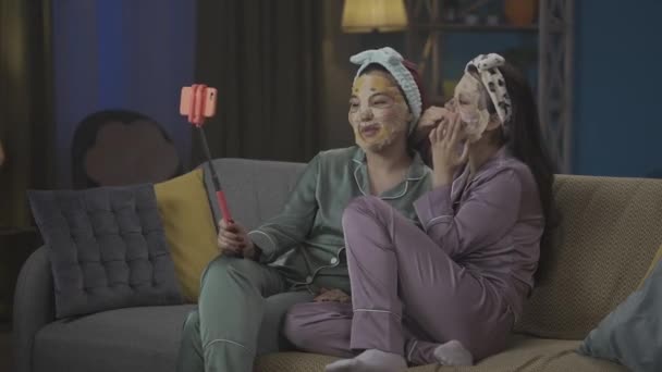 Medium Fuld Video Fanger Unge Kvinder Pyjamas Sidder Sofaen Gør – Stock-video