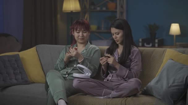 Medium Fuld Video Fange Unge Kvinder Iført Pyjamas Sidder Sofaen – Stock-video