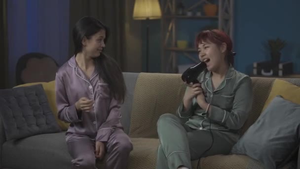 Середньо Повний Відеозйомка Двох Молодих Жінок Піжамі Сидить Дивані Один — стокове відео