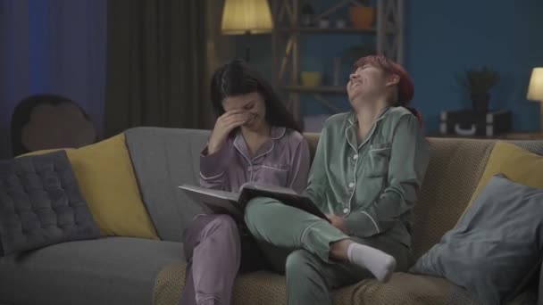 Medium Full Video Fånga Två Unga Kvinnor Bär Pyjamas Sitter — Stockvideo