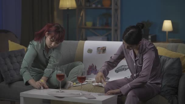 Średniej Jakości Filmik Rejestrujący Dwie Młode Kobiety Piżamie Siedzące Kanapie — Wideo stockowe