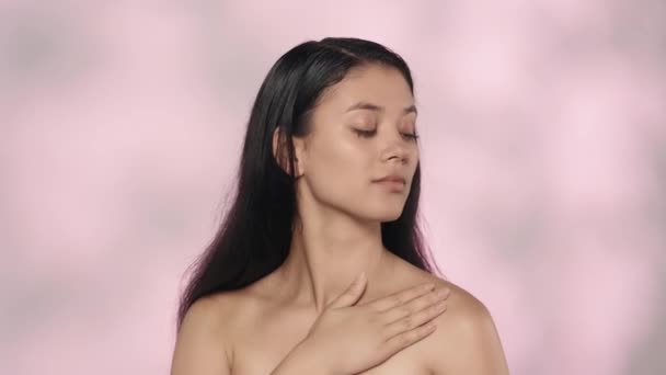 아름다움과 개념입니다 모델의 스튜디오 그녀의 가슴과 영역에 로션을 머리와 메이크업 — 비디오