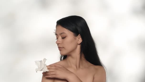 아름다움과 개념입니다 모델의 스튜디오 머리에 꽃잎으로 그녀의 부드러운 피부를 만지는 — 비디오