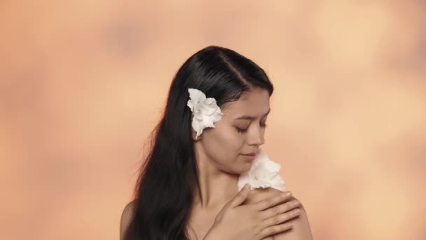 Koncepcja Reklamy Piękna Pielęgnacji Skóry Studyjne Ujęcie Pięknej Modelki Brunetka — Wideo stockowe