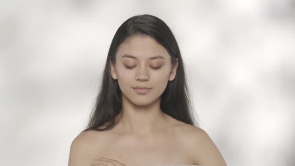아름다움과 개념입니다 모델의 스튜디오 깃털로 그녀의 얼굴과 만지는 카메라를 Hdr — 비디오
