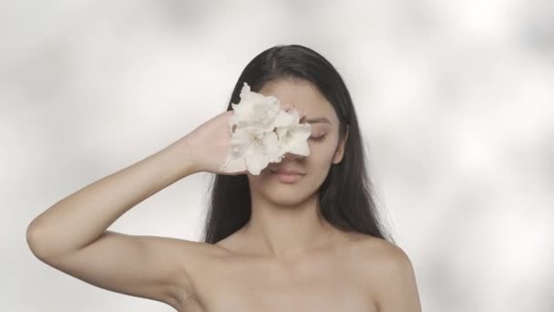 Koncepcja Reklamy Piękna Pielęgnacji Skóry Studyjne Ujęcie Pięknej Modelki Brunetka — Wideo stockowe