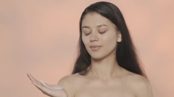 Güzellik Cilt Tanıtım Konsepti Güzel Bir Kadın Modelin Yakın Çekim — Stok video