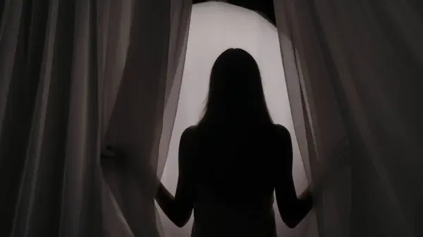 カーテンの後ろから来るタオルに包まれた若い女性のシルエットの中央のショットは 半透明な光で輝く背景に 製品広告 セルフケアルーチン — ストック写真