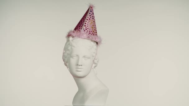Parti Konisi Şapkalı Güzel Tanrıça Venüs Mermer Heykelinin Yakın Çekimi — Stok video