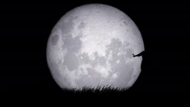 Ay arka planında bale yaratıcı konsepti. Profesyonel balerin portresi. Erkek balerin dolunay arka planında klasik koreografinin yüksek atlama unsurunu icra ediyor..