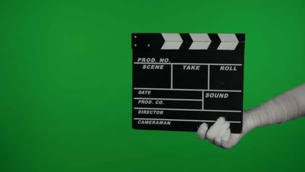 詳細緑色のスクリーンは 監督映画スラットボード クラッパーボードをキャプチャするママの手をキャプチャするクロマキービデオを分離しました モックアップ プロモーションクリップや広告のためのワークスペース — ストック動画
