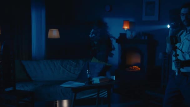 放大视频 拍摄两个鬼魂猎人进入一间黑暗的房间 寻找一个能使灯光闪烁的实体 并在摄像机上拍摄 闹鬼的房子 多姿多彩的 超自然的 — 图库视频影像