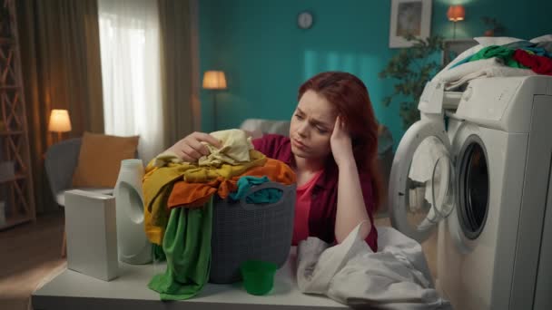 Die Rothaarige Frau Sitzt Neben Einer Waschmaschine Und Blickt Auf — Stockvideo