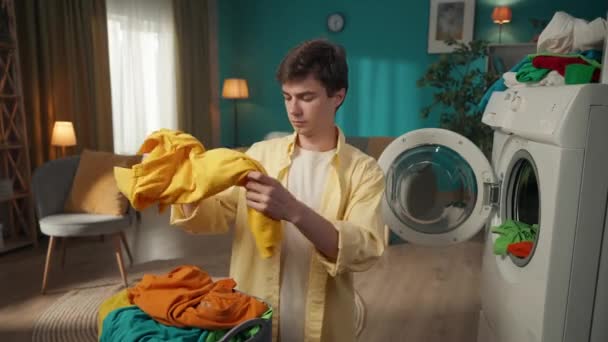 Mörkhårig Man Står Rummet Lasta Tvättmaskinen Glada Och Glada Att — Stockvideo