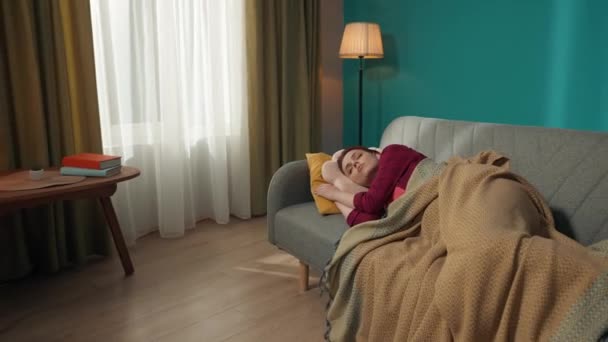 Oddálit Video Zachycující Zrzavou Ženu Pokojně Spící Gauči Zatímco Její — Stock video
