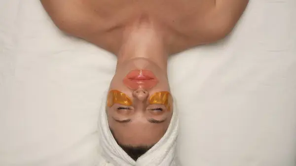 面部护理和健康广告的概念 美容院里的女性画像 穿着白色毛巾躺在按摩椅上 眼部和唇上的漂亮成年女子的头像 — 图库照片