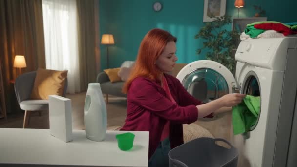 Femme Rousse Debout Côté Une Machine Laver Déchargeant Des Vêtements — Video