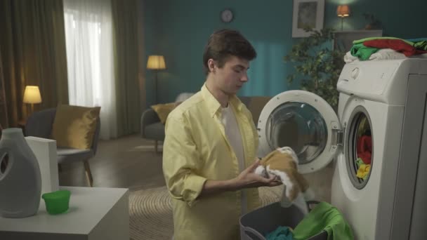 Homme Brun Debout Côté Une Machine Laver Déchargeant Des Vêtements — Video