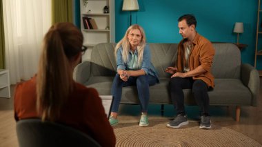 Karı koca terapist randevusunda kanepede otururken tartışıyorlar. Kadın çok kızgın, adam onu sakinleştirmeye ve kucaklamaya çalışıyor. Boşanma, aile ilişkilerinde kriz