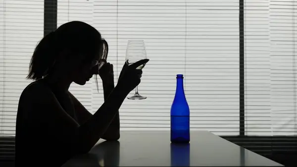 Young Woman Glasses Sitting Table Cafe Thinking Something Bottle Ashtray — Stock Photo, Image