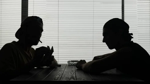 Два Молодых Человека Сидят Столом Кафе Один Курит Держит Пачку — стоковое фото
