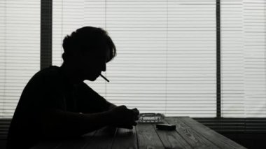 Genç bir adam bir kafede oturuyor. Hüsrana uğramış, üzgün. Sonra bir sigara yakar ve öksürmeye başlar. Bundan hoşlanmaz, ama sigara içmeye devam eder. Nikotin bağımlılığını gösteriyor..