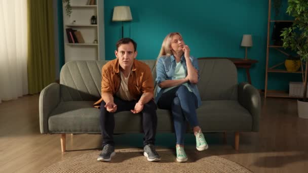 一个男人坐在他不满意的妻子旁边的沙发上与一位心理学家交谈 一对已婚夫妇与一位顾问分享他们的问题 试图解决它们 压力和关系 — 图库视频影像