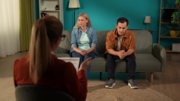 Ein Ehepaar Sitzt Auf Einer Couch Vor Einem Eheberater Und — Stockvideo