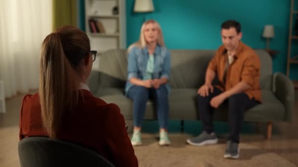Egy Házaspár Egy Családi Problémákkal Foglalkozó Szakember Fogadásán Visszapillantása Pszichológushoz — Stock videók