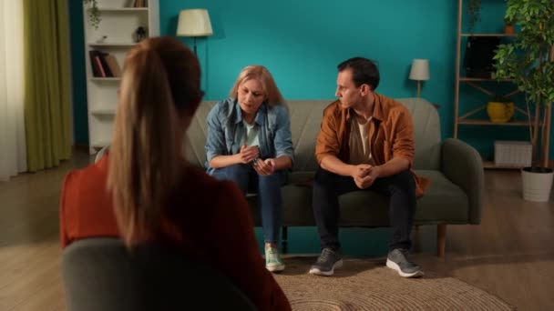 Konflikte Einer Beziehung Eine Frau Beschwert Sich Bei Einem Psychotherapeuten — Stockvideo