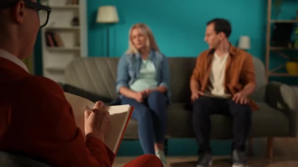 Rodinné Poradenství Psycholožka Dělá Poznámky Zápisníku Pozadí Rozmazaného Páru Který — Stock video